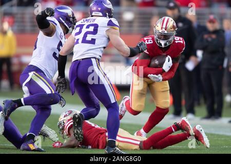 San Francisco 49ers wide receiver Deebo Samuel (19) s'exécute en face du Minnesota Vikings gratuit à la Harrison Smith (22) au cours d'une partie des séries éliminatoires de la division de la NFL, Samedi, Janvier 11, 2020, dans la région de Santa Clara, Californie Le 49ers a défait les Vikings 27-10. (Photo par IOS/ESPA-images) Banque D'Images