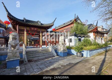 Hambourg, Allemagne. 16 janvier, 2020. Deux sculptures lion stand à l'entrée du Jardin Yu restaurant dans la maison Chinoise de Rothenbaum. Credit : Georg Wendt/dpa/Alamy Live News Banque D'Images
