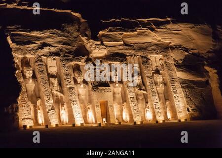 Spectacle son et lumière des temples de Nefertari, Temple de Nefertari, temples d'Abu Simbel, Monuments nubiens, gouvernorat d'Assouan, Egypte, Afrique du Nord, Afrique Banque D'Images