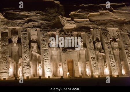 Spectacle son et lumière des temples de Nefertari, Temple de Nefertari, temples d'Abu Simbel, Monuments nubiens, gouvernorat d'Assouan, Egypte, Afrique du Nord, Afrique Banque D'Images