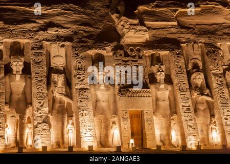 Spectacle son et lumière des temples de Nefertari, Temple de Nefertari, temples d'Abu Simbel, Monuments nubiens, gouvernorat d'Assouan, Egypte, Afrique du Nord, Afrique Banque D'Images