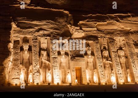 Spectacle son et lumière des temples de Nefertari, Temple de Nefertari, temples d'Abu Simbel, Monuments nubiens, gouvernorat d'Assouan, Egypte, Afrique du Nord, Afrique Banque D'Images