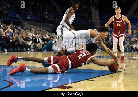 Jan 15, 2020 ; Los Angeles, Californie, USA ; Stanford Cardinal guard Bryce Wills (2) et de l'UCLA Bruins guard Jules Bernard (3) bataille pour la balle dans la première moitié au Pauley Pavilion. (Photo par IOS/ESPA-images) Banque D'Images