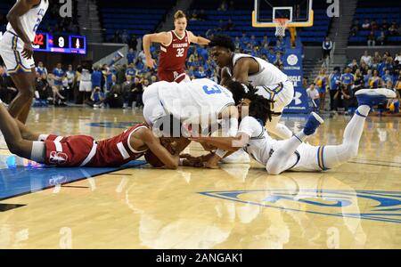 Jan 15, 2020 ; Los Angeles, Californie, USA ; Stanford Cardinal guard Bryce Wills (2) et de l'UCLA Bruins guard Jules Bernard (3), garde Tyger Campbell (10) et garde côtière canadienne David Singleton (34) Bataille pour la balle dans la première moitié au Pauley Pavilion. (Photo par IOS/ESPA-images) Banque D'Images