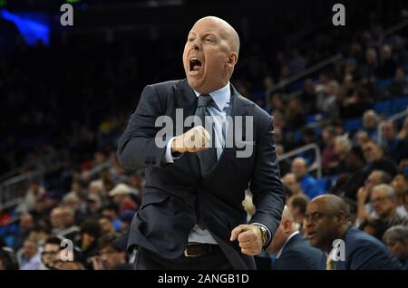 Jan 15, 2020 ; Los Angeles, Californie, USA ; Stanford Cardinal guard Daejon Davis (1) est défendu par Jules Bernard UCLA Bruins guard (3) et de l'avant Cody Riley (2) dans la première moitié au Pauley Pavilion. L'UCLA 74-59 Stanford défait. (Photo par IOS/ESPA-images) Banque D'Images