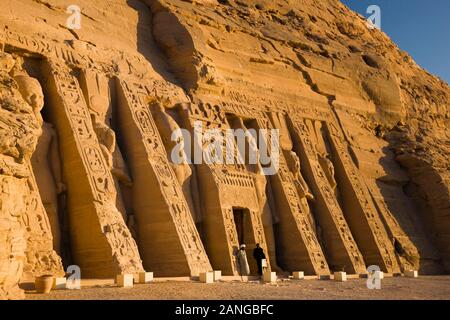 Scène matinale des temples de Nefertari, Temple de Nefertari, temples d'Abu Simbel, Monuments nubiens, gouvernorat d'Assouan, Egypte, Afrique du Nord, Afrique Banque D'Images