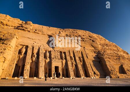 Scène matinale des temples de Nefertari, Temple de Nefertari, temples d'Abu Simbel, Monuments nubiens, gouvernorat d'Assouan, Egypte, Afrique du Nord, Afrique Banque D'Images