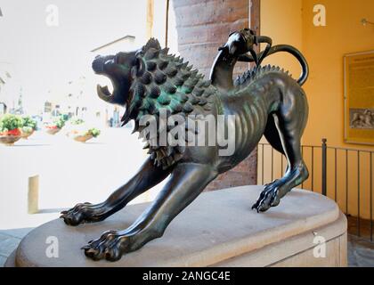 Statue de bronze étrusque la chimère mythique connu sous le nom de la chimère d'Arezzo, à partir de la Porte San Lorentino d'Arezzo, Toscane, Italie, Europe Banque D'Images