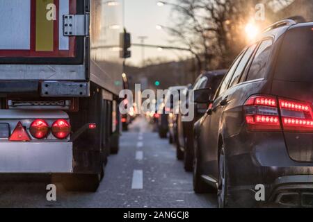 Un matin, un embouteillage à Hambourg Banque D'Images