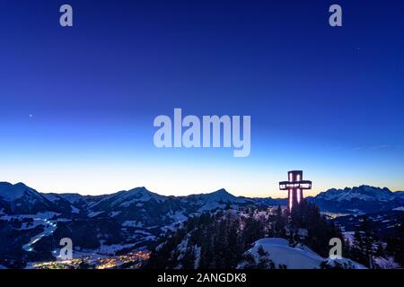 Jakob in Haus : sommet cross, Jakobskreuz, montagne en arrière-plan de Buchensteinwand sommet Kitzbüheler Horn, Wilder Kaiser en montagne Kitzbüheler Al Banque D'Images