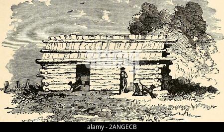 L'histoire du soldat de sa captivité à Andersonville, Belle-Île, et d'autres prisons rebelles . , Loomedup avant nous. Sentinelles étaient stationnés sur le petit haut de plates-formes, jusqu'à et près de échafaudée theheight du boîtier. C'est la palissade,qui était de devenir nos futurs trimestres. C'est com-posés des troncs de pins, qui ont été fixés ver-automatiquement dans une tranchée, si près qu'à toucher ensemble, forment une barrière étroite. De cette manière une quinzaine de acreswere clôturé. Comme nous nous arrêtâmes devant le siège-ters de la prison, en attente, comme tant de rats de la noyade,crouching sous la pluie, la gomme guar Banque D'Images