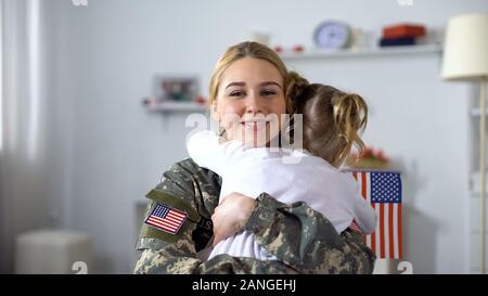 Peu d'enfants de sexe féminin avec nous Faire place au pavillon mère soldat, une réunion de famille, Patriot Banque D'Images