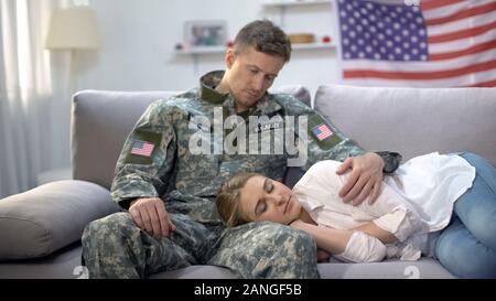 Soldat nous caresser la tête de dormir sur les genoux de son amie, les soins et l'amour Banque D'Images