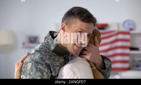 Heureux de nous faire place au soldat femme avec amour, homecoming après son service militaire Banque D'Images