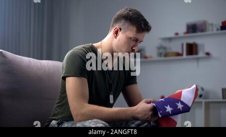 Officier militaire à la recherche à propos d'un drapeau, la préparation au camarade funeral, mélancolie Banque D'Images