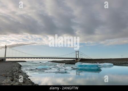 Près de pont d'un grand lac glaciaire Jökulsárlón dans le sud-est de l'Islande, Islande Banque D'Images