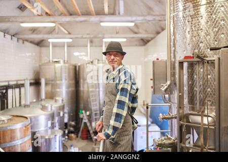 L'homme comme un vigneron ou maître brasseur dans la cave ou de la brasserie Banque D'Images