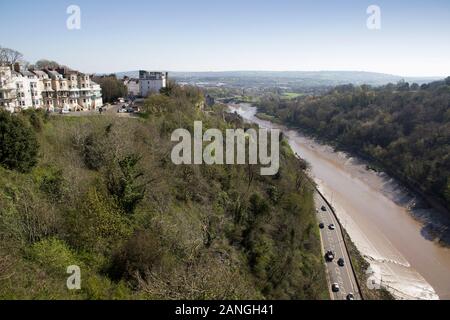 BRISTOL, UK - 8 avril 2019. Vue du pont suspendu de Clifton enjambant l'Avon Gorge ouvert 1864. Bristol, Angleterre, Royaume-Uni, le 8 avril 2019 Banque D'Images