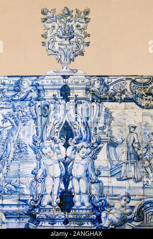 Panneaux d'azulejos dans un ancien palais dans le quartier du Bairro Alto de Lisbonne Banque D'Images