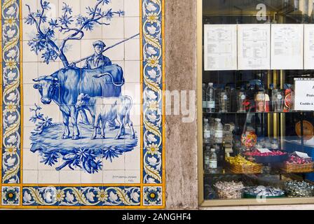 Panneaux d'azulejos sur la façade d'un café-restaurant au 185, rue Portas de Santo Antao Banque D'Images