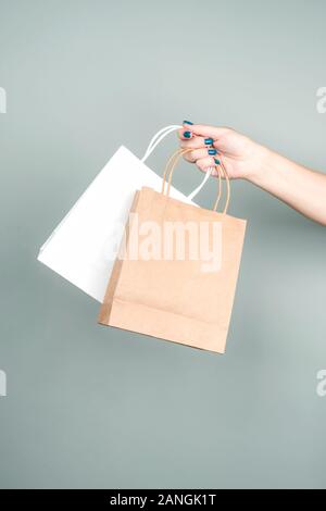 Forfaits d'artisanat sur un fond gris. Alternative à un sac en cellophane. Banque D'Images