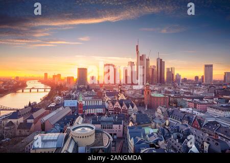 Frankfurt am Main, Allemagne. Aerial cityscape image de Frankfurt am Main skyline pendant beau coucher du soleil. Banque D'Images