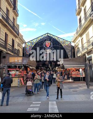 Barcelone, Espagne, en janvier 2019, les gens de la boqueria, plus grand marché public de Barcelone Banque D'Images