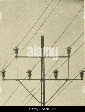 Cyclopedia de l'électricité appliquée : Un ouvrage de référence générale sur direct-courant générateurs et moteurs, batteries, électrochimie, soudage, câblage électrique, mètres, de l'éclairage électrique, les tramways électriques, centrales électriques, centraux téléphoniques, la transmission de puissance, de machines à courant alternatif, télégraphie, etc. . Fig. 172. Schéma de Construction de chariot de transport interurbain Single-Track poteaux en béton de la route sont moulés en forme conique d'une forme quelque peu similarin à poteaux de bois mais de presque carré. Thecorners sont chanfreinées pour prévenir l'écaillage et de faciliter- moule 293 196 Trains Banque D'Images