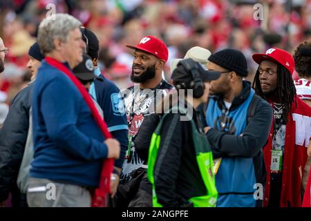 01 janvier 2020 - Pasadena, CA, USA : Wisconsin Alumni et Los Angeles Chargers tight end Lance Kendricks (centre) sur le Wisconsin Badgers de côté au cours de la 106e Rose Bowl game contre l'Oregon Ducks. © Maria Lysaker/CSM Banque D'Images