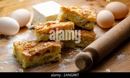 Banitsa bulgare avec du fromage et des œufs. Recette traditionnelle bulgare et Balkans Banque D'Images