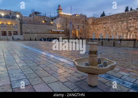 Vue sur le mur ouest Plazza avant le lever du soleil, Jérusalem - Israël Banque D'Images