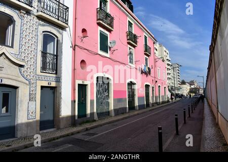 Bâtiments colorés et carrelés, Rua dos Caminhos de Ferro, Lisbonne, Portugal Banque D'Images