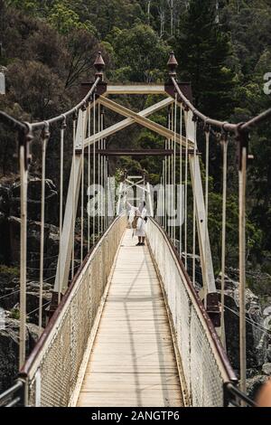 Launceston, Tasmania - 3 janvier 2020 : Touristique prend un sur les selfies Alexandra Suspension Bridge à Cataract Gorge, Launceston en Tasmanie. Banque D'Images