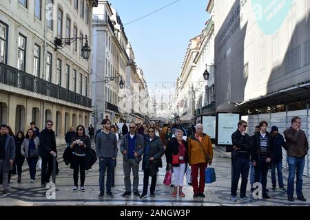 En attendant de traverser la route, Rua Augusta, Lisbonne, Portgual Banque D'Images