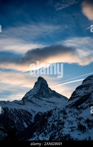 Matterhorn et un beau nuage en fin d'après-midi en hiver Banque D'Images