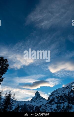 Matterhorn et un beau nuage en fin d'après-midi en hiver Banque D'Images