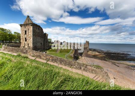 Ville de St Andrews, Écosse. Vue pittoresque de la ville historique de St Andrews, qui surplombe les ruines du château de Château de sable et la mer du Nord. Banque D'Images