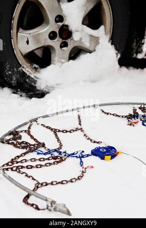 Un exemple de photo de chaînes à neige prêt à être monté sur le pneu, Prague, République tchèque, le vendredi, Décembre 1, 2010. (Photo/CTK Josef Horazny) Banque D'Images