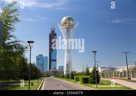 Vue de Nur-sultan city au Kazakhstan avec Baiterek tower dans le centre. Banque D'Images