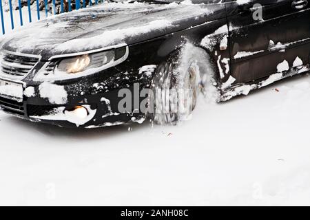 Un exemple de photo de chaînes à neige étant fixé sur le pneu, Prague, République tchèque, le vendredi, Décembre 1, 2010. (Photo/CTK Josef Horazny) Banque D'Images