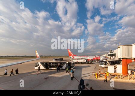 L'aéroport de Alicante Elche. Les passagers à pied un TCR bus transfert côté piste pour le transport vers le terminal. Costa Blanca, l'Espagne, de l'Union européenne. Boeing 737 Jet2 Banque D'Images