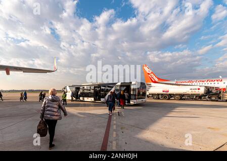 L'aéroport de Alicante Elche. Les passagers à pied un TCR bus transfert côté piste pour le transport vers le terminal. Costa Blanca, l'Espagne, de l'Union européenne. Boeing 737 Jet2 Banque D'Images