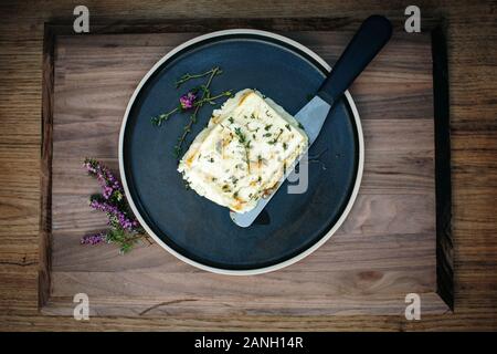 Recette végétarienne de halloumi au miel et thym sur une plaque avec un couteau Banque D'Images