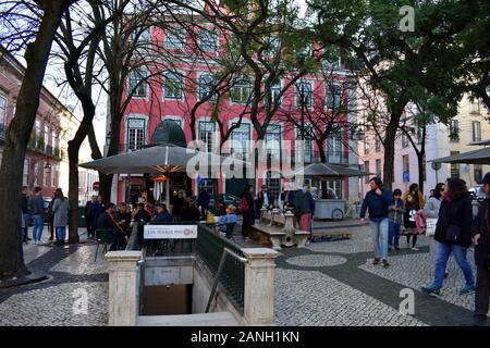 Largo do Carmo, place pittoresque, Lisbonne, Portugal Banque D'Images