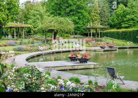 France, Loiret, Orleans, Orléans-la-source, le parc floral de la source, la roseraie et l'étang // France, Loiret (45), Orléans, Orléans-la-sou Banque D'Images