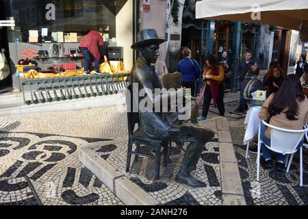 Statue du poète Fernando Pessoa assis à l'extérieur du café A Brasileira, Largo do Chiado, Lisbonne, Portugal Banque D'Images