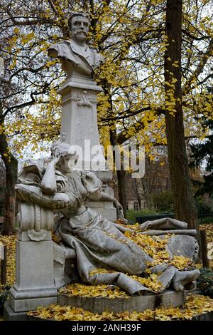 Célèbre écrivain français GUY DE MAUPASSANT(1850-1893) STATUE D'UNE FEMME APRÈS AVOIR LU L'UN RÊVE DE L'écrivain, RÉSERVE EN PARC MONCEAU PARIS érigée en 1897 SCULPTEUR RAOUL VERLET (1857-1923) - PARIS L'histoire de l'ART © Frédéric Beaumont Banque D'Images