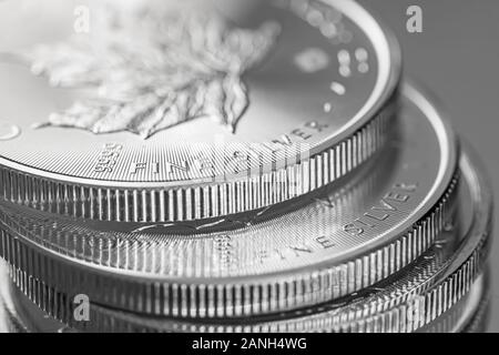 Cape Town, Afrique du Sud - le 17 août 2019 : image éditoriale des macro Close up d'un argent 9999 Feuille d'érable canadienne Banque D'Images