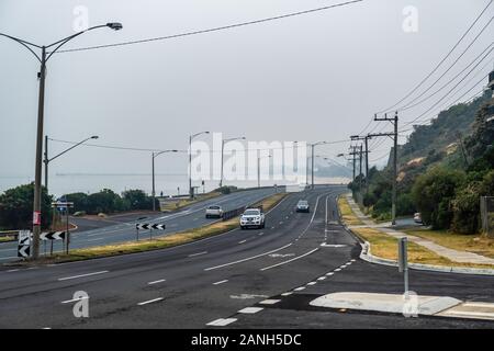 Brume de fumée de feux de brousse - banlieue de Melbourne couvre les voitures qui circulent dans des conditions de faible visibilité Banque D'Images