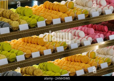 Macarons en vitrine, biscuit français Banque D'Images